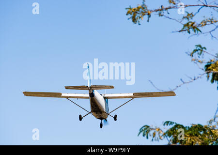 Kleine, private Flugzeug Vorbereitung auf einen regionalen Flughafen in South San Francisco Bay Area, Kalifornien; Platz für Kopie auf der linken oberen Seite; tr Stockfoto