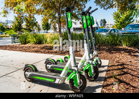 August 14, 2019 San Jose/CA/USA - Kalk Elektroroller in der Nähe einen öffentlichen Transit Center geparkt, um die letzte Meile zu decken; Kalk ist die Marke na Stockfoto