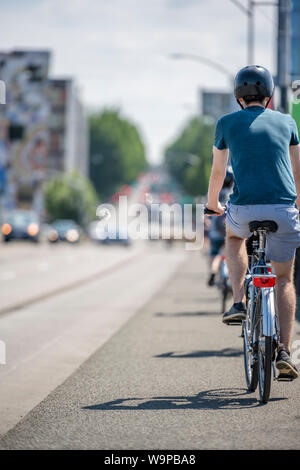 Man Radfahrer Pedale ein Fahrrad und Fahrten entlang der Portland down town, lieber, wie die meisten Portland Bewohner, einem aktiven gesunden Lebensstil und eine alte Stockfoto