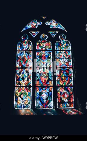 Vertikale Aufnahme von schönen gemustert großen Fenster einer Kirche Stockfoto