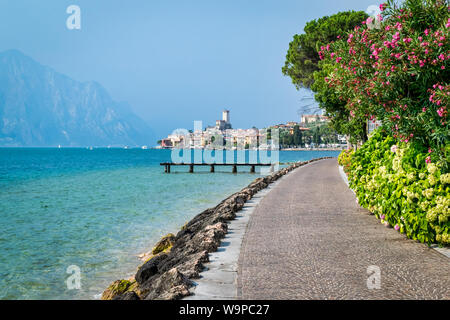 Malcesine, Italien - Juli 24, 2019: Ein Fuß- und Radweg, der nach Malcesine am Gardasee führt Stockfoto