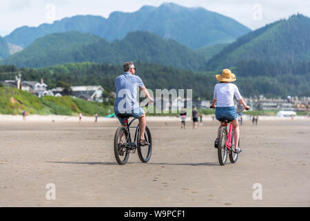 Paar Radfahrer Pedale die Fahrräder und Fahrten entlang des Pazifischen Ozeans, Lieber, einem aktiven gesunden Lebensstil und eine alternative und umweltfreundliche Art der Stockfoto