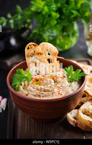Baba ghanoush vegan Hummus von Aubergine mit Würzen, Petersilie und Toast. Baba ganoush. Nahöstlichen Küche. Stockfoto