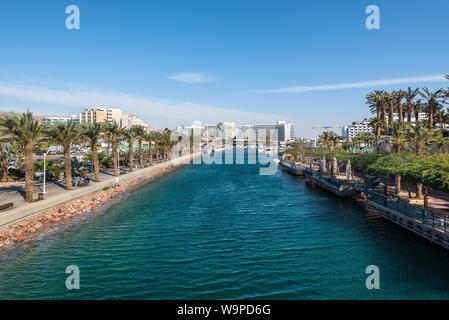 Eilat, Israel - 7 November, 2017: Blick von Moshe Kol Memorial Bridge, Marina, von Promenaden mit Palmen, Cafés, Restaurants und Einkaufsmöglichkeiten c Stockfoto