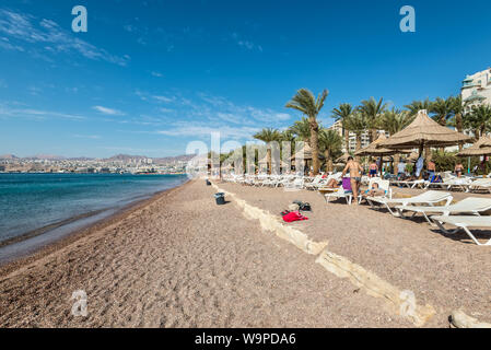 Eilat, Israel - 7 November, 2017: die Menschen sind, genießen Sie einen sonnigen Tag am Strand in Eilat, Israel. Diese ruhige Lage ist ein sehr beliebtes tropical Getaway Stockfoto