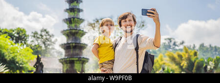 Vater und Sohn Touristen in Taman Tirtagangga, Wasser Palace, Wasser Park, Bali, Indonesien. Reisen mit Kindern Konzept. Kinder freundlicher Ort, Banner, LANG Stockfoto