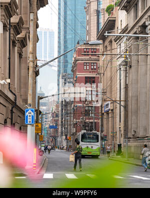 Aussicht in einer Seitenstraße in der Nähe des Bund in Shanghai, China, während eines Morgens auf dem Weg zur Arbeit. Stockfoto