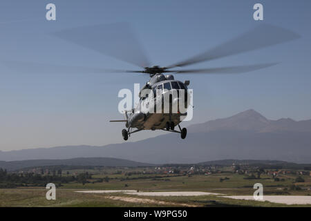 Die kroatische Luftwaffe Transporthubschrauber, MI-17, bereitet im Camp Bondsteel, Kosovo, Aug 6, 2019 zu landen. Die Rolle der Flugingenieur ist der Pilot über Probleme zu beraten, die Aufzeichnungen über alle Flüge fragen und die Gesamtleistung des Hubschraubers beobachten. Die MI-17 ist ein Medium twin-turbine Transporthubschrauber und wird durch den Greifer Frachttüren erkennbar. (U.S. Armee Foto von SPC. Grant Ligon, 40. Öffentliche Angelegenheiten Abteilung) Stockfoto