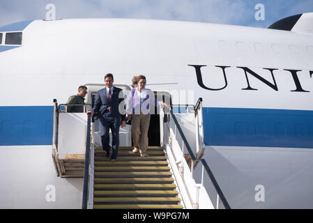 Mit dem neuseeländischen Minister für Verteidigung Ron Mark begrüßt US-Verteidigungsminister Dr. Mark T. Esper mit einem traditionellen mãori hongi Gruß von Neuseeland nach der Ankunft in Auckland, Aug 5, 2019. Die hongi ist durch zwei Personen ihre Nasen zusammendrücken und/oder die Berührung der Stirn und der ha (Breath of Life) befindet sich in einem symbolischen Zeigen der Einheit ausgetauscht werden. (DoD Foto von U.S. Army Sgt. Amber I. Smith) Stockfoto