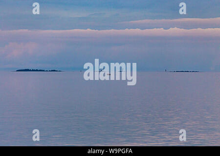 Sommer Urlaub abends Angeln auf dem Meer, zum Bottnischen Meerbusen, Insel Hailuoto, Finnland Stockfoto