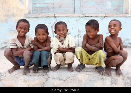 Schüler in der Grundschule in Morondava, Madagaskar. Aufgrund der politischen Krise in Madagaskar gehört zu den ärmsten Ländern der Welt Stockfoto