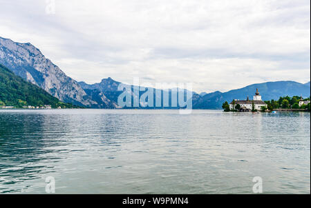 Schloss Ort in Gmunden am Traunsee (Traunsee) mit Boote, Segelboote im Salzkammergut in der Nähe Salzburg, Traunkirchen Österreich. Stockfoto