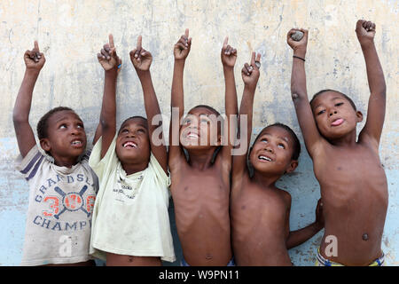 Schüler in der Grundschule in Morondava, Madagaskar. Aufgrund der politischen Krise in Madagaskar gehört zu den ärmsten Ländern der Welt Stockfoto