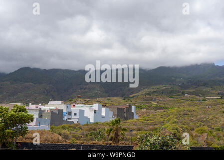 Berge, Nebel, Häuser auf der Insel Teneriffa. Reise und Tourismus Konzept. Stockfoto