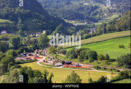 In Arbeit entlang der Eisenbahn in der slowenischen Landschaft in der Nähe der Stadt Lasko Stockfoto