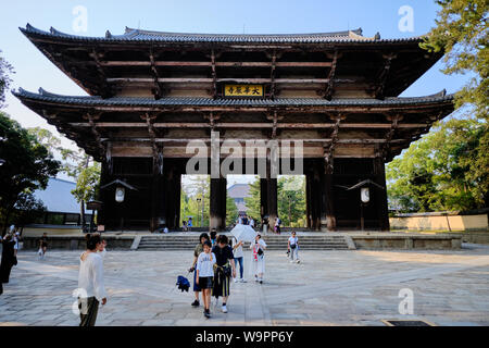 Die großen hölzernen South Gate, die Nandaimon Tor, am Eingang zum Todaiji Tempel Gehäuse zu Wächter, die Nio Könige. Stockfoto