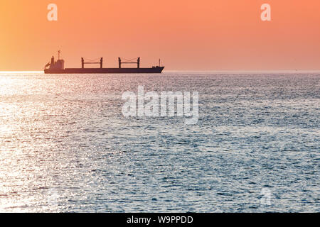 Barge an schönen Sonnenuntergang. Ankerplatz für Schiffe, kopieren. Super abend Seascape, atemberaubende Reise anzeigen. Stockfoto