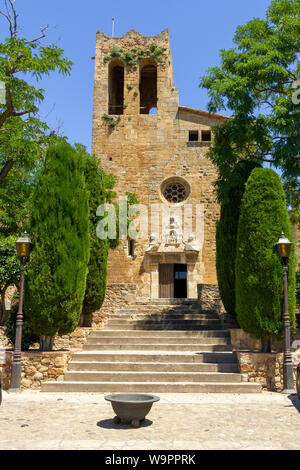 Jedes kleine Dorf in Catelonia hat eine Kirche. Die Kirche ist zwar alt, aber gut erhalten. Stockfoto