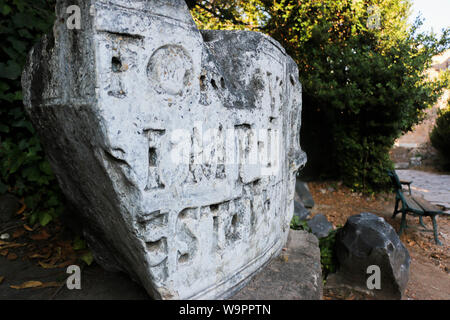 Lateinische Inschrift auf Stein auf dem Boden im Forum Romanum, Rom liegen Stockfoto