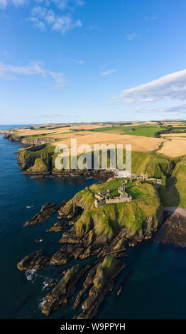 Luftaufnahme von Dunnottar Castle eine zerstörte mittelalterliche Festung auf einer felsigen Landzunge südlich der Stadt Stonehaven, Aberdeenshire, Schottland. Stockfoto