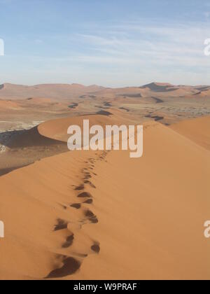 Footprints entlang Dune Ridge bei Sossusvlei, Namibia Stockfoto