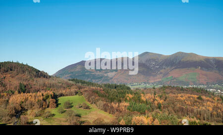 Atemberaubende Herbst Landschaft Bild der Blick von catbells in der Nähe von Derwentwater im Lake District mit lebendigen Farben des Herbstes alle rund um den contrysi Stockfoto