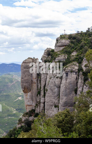 Schöne Aussicht vom Berg mit Kreuz über es Stockfoto