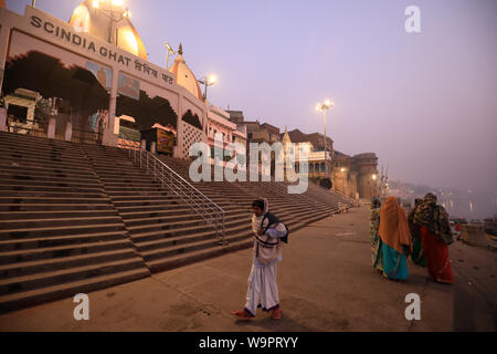 Hinduistische Pilger in den frühen Morgenstunden an den ghats von Varanasi, Indien. Varanasi ist das Heiligste der sieben heiligen Städte in Indien Stockfoto