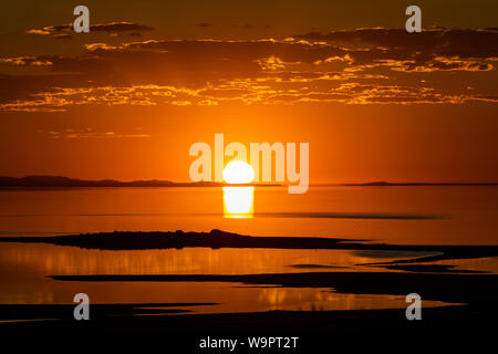 Im Sommer Sonne über dem Großen Salzsee von der Bridger Bay Area von Antelope Island State Park, Utah, USA gesehen. Stockfoto