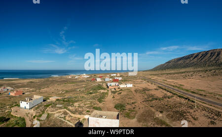 Marokko, Nordafrika [Marokkanische Landschaft, felsigen Ufer und Seaside Village, blühende flowres und Surfen] Stockfoto