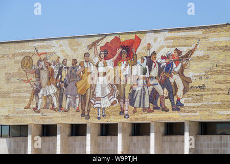 TIRANA, Albanien - 27. MAI 2018: Mosaik aus der sozialistischen Propaganda und heroischen Revolutionäre oberhalb des National History Museum in Tirana Stockfoto