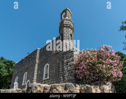 Tabgha, Israel - 18. Mai 2019: Die Kirche des Primats des Heiligen Petrus, Franziskanerkirche in Tabgha, Israel Stockfoto