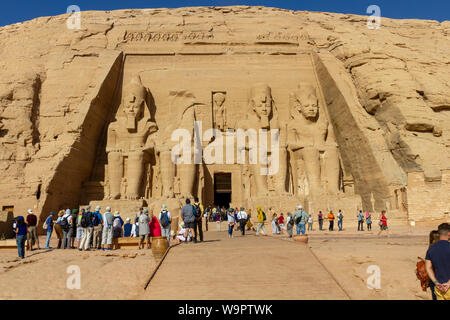 ABU SIMBEL, ÄGYPTEN - Nov 23, 2018: Die Großen Tempel von Ramses II. Große Statuen geschnitzt aus Rock Stockfoto