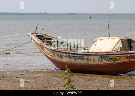 JUFUREH, Gambia - Jan 12, 2014: Boote sind, für die Fischerei und die Beförderung von Einheimischen genutzt Stockfoto