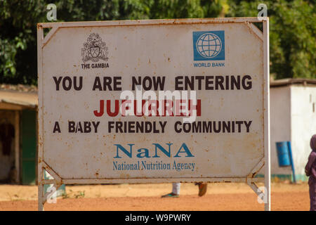 JUFUREH, Gambia - Jan 12, 2014: Zeichen des Dorfes Jufurreh. Das Dorf ist berühmt als Geburtsort von Kunte Kinte Stockfoto