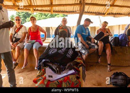 JUFUREH, Gambia - Jan 12, 2014: Ansestor der Kunte Kinte verkauf Echtheitszertifikat von ihrem Ursprung Stockfoto