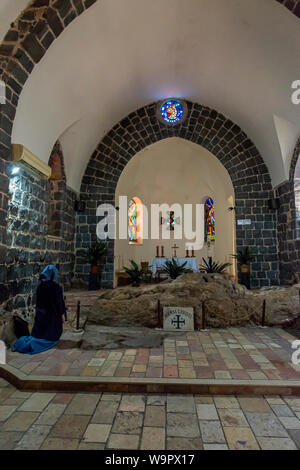 Tabgha, Israel - 18. Mai 2019: Nonne beten in der Kirche von der Vermehrung der Brote und Fische in Tabgha, Israel Stockfoto