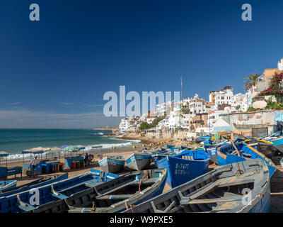 Agadir, Taghazout, Marokko, Nordafrika [Taghazout alte traditionelle Stadt, Strand mit Fischerbooten und Hotel Resorts] Stockfoto