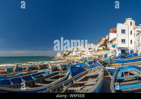 Agadir, Taghazout, Marokko, Nordafrika [Taghazout alte traditionelle Stadt, Strand mit Fischerbooten und Hotel Resorts] Stockfoto