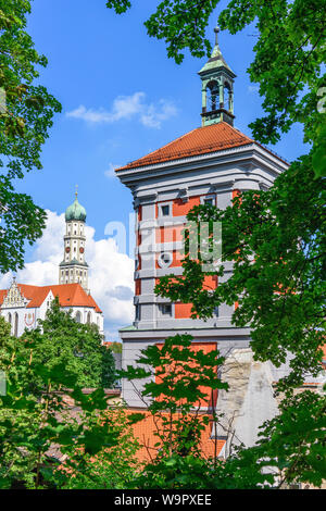 Schöne Aussicht auf den Turm namens Rotes Tor in Augsburg in Bayern Stockfoto