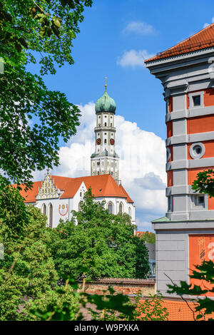 Schöne Aussicht auf den Turm namens Rotes Tor in Augsburg in Bayern Stockfoto