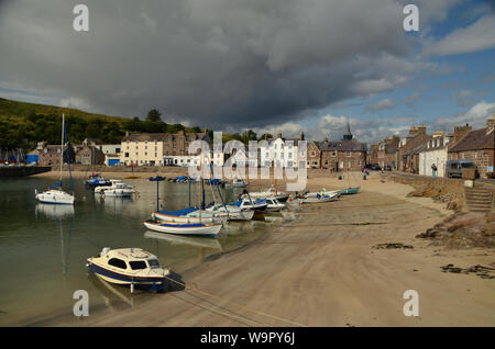 Boote im Hafen von Stonehaven, Aberdeenshire, an der Ostküste von Schottland, Großbritannien. Stockfoto