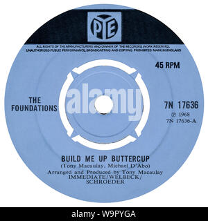 UK 45 rpm single Build Me Up Buttercup durch die Fundamente auf dem PYE Label von 1968. Von Tony Macaulay und Mike D'Abo und angeordnet und von Tony Macaulay produziert geschrieben. Stockfoto