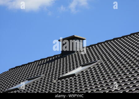 Ein Schornstein auf dem Dach Stockfoto