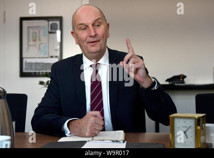 Potsdam, Deutschland. 11 Mär, 2019. Der Brandenburgische Ministerpräsident Dietmar Woidke (SPD) in einem Interview an seinem Schreibtisch in seiner Studie auf der Potsdamer Staatskanzlei. Quelle: Thomas Uhlemann/dpa-zentralbild/ZB/dpa/Alamy leben Nachrichten Stockfoto