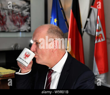 Potsdam, Deutschland. 11 Mär, 2019. Der Brandenburgische Ministerpräsident Dietmar Woidke (SPD) in einem Interview an seinem Schreibtisch in seiner Studie auf der Potsdamer Staatskanzlei. Quelle: Thomas Uhlemann/dpa-zentralbild/ZB/dpa/Alamy leben Nachrichten Stockfoto