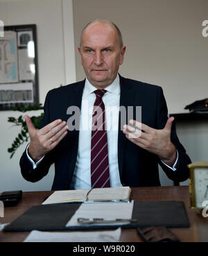 Potsdam, Deutschland. 11 Mär, 2019. Der Brandenburgische Ministerpräsident Dietmar Woidke (SPD) in einem Interview an seinem Schreibtisch in seiner Studie auf der Potsdamer Staatskanzlei. Quelle: Thomas Uhlemann/dpa-zentralbild/ZB/dpa/Alamy leben Nachrichten Stockfoto