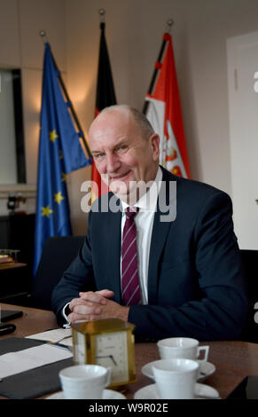 Potsdam, Deutschland. 11 Mär, 2019. Der Brandenburgische Ministerpräsident Dietmar Woidke (SPD) in einem Interview an seinem Schreibtisch in seiner Studie auf der Potsdamer Staatskanzlei. Quelle: Thomas Uhlemann/dpa-zentralbild/ZB/dpa/Alamy leben Nachrichten Stockfoto