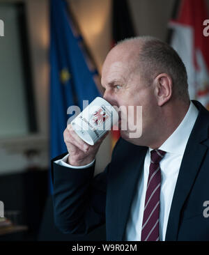 Potsdam, Deutschland. 11 Mär, 2019. Der Brandenburgische Ministerpräsident Dietmar Woidke (SPD) in einem Interview an seinem Schreibtisch in seiner Studie auf der Potsdamer Staatskanzlei. Quelle: Thomas Uhlemann/dpa-zentralbild/ZB/dpa/Alamy leben Nachrichten Stockfoto