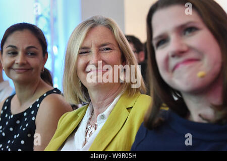 Ehemalige Tory Wartungstafel Sarah Wollaston (Mitte) auf dem Code Knoten in London vor dem ersten grossen Rede von Führer der Liberaldemokraten Jo Swinson, seit sie im vergangenen Monat gewählt wurde. Stockfoto